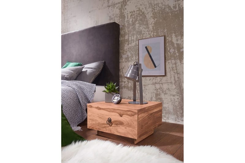 Nattbord Wohnling Massivt tre med skuff og elegant håndtak i lav design i landlig stil Akasie - Akasie - Møbler - Bord - Avlastningsbord - Sengebord & nattbord