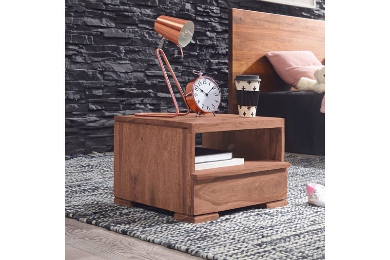 Nattbord Wohnling Massivt tre med skuff og hylle i lav design i landlig stil Akasie - Akasie - Møbler - Bord - Avlastningsbord - Sengebord & nattbord