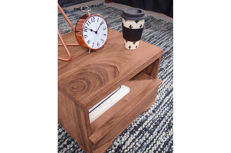 Nattbord Wohnling Massivt tre med skuff og hylle i lav design i landlig stil Akasie - Akasie - Møbler - Bord - Avlastningsbord - Sengebord & nattbord