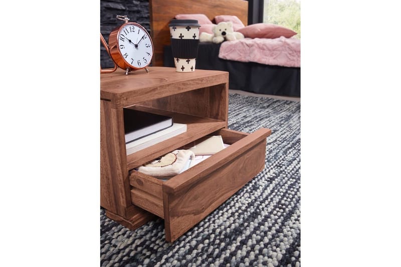 Nattbord Wohnling Massivt tre med skuff og hylle i lav design i landlig stil Akasie - Akasie - Møbler - Bord - Avlastningsbord - Sengebord & nattbord