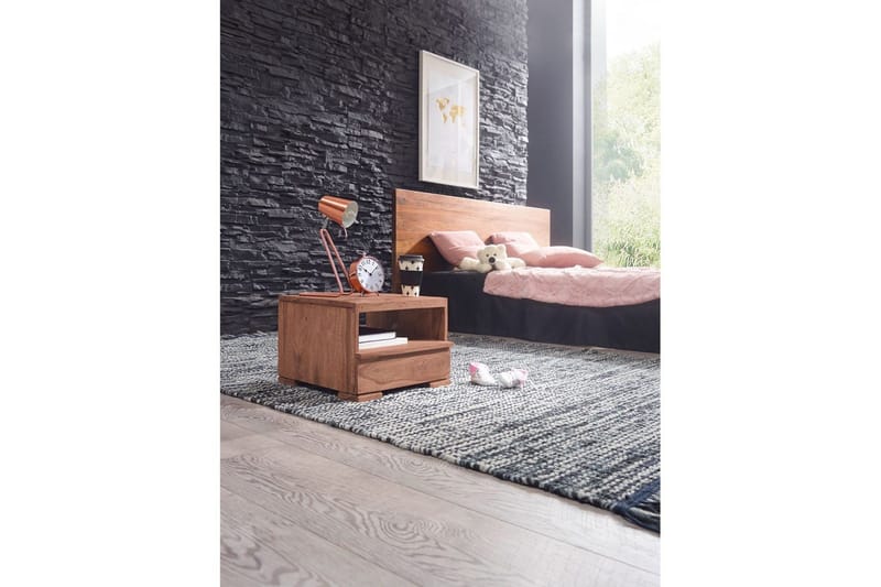Nattbord Wohnling Massivt tre med skuff og hylle i lav design i landlig stil Akasie - Akasie - Møbler - Bord - Avlastningsbord - Sengebord & nattbord
