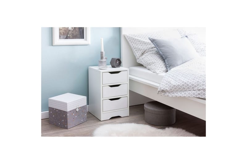 Nattbord Wohnling med 3 skuffer i et enkelt, moderne design for rammemadrass Hvit - Hvit - Møbler - Bord - Avlastningsbord - Sengebord & nattbord