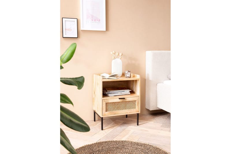 Nattbord Wohnling Solid Mangotre med 1 Skuffe Et Oppbevaringsbrett med Wienerflettverk - Møbler - Bord - Avlastningsbord - Sengebord & nattbord