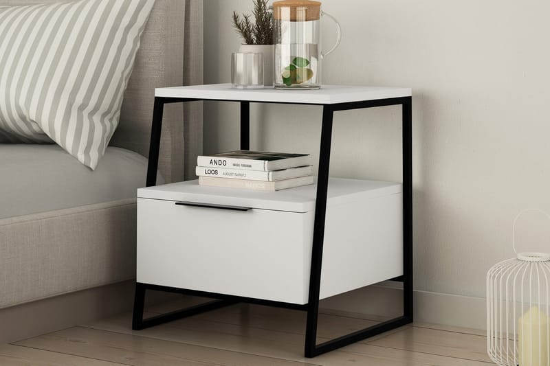 BodSjø Nattbord 45 cm med Oppbevaring Hylle + Lucka - Hvit/Svart - Møbler - Bord - Avlastningsbord - Sengebord & nattbord