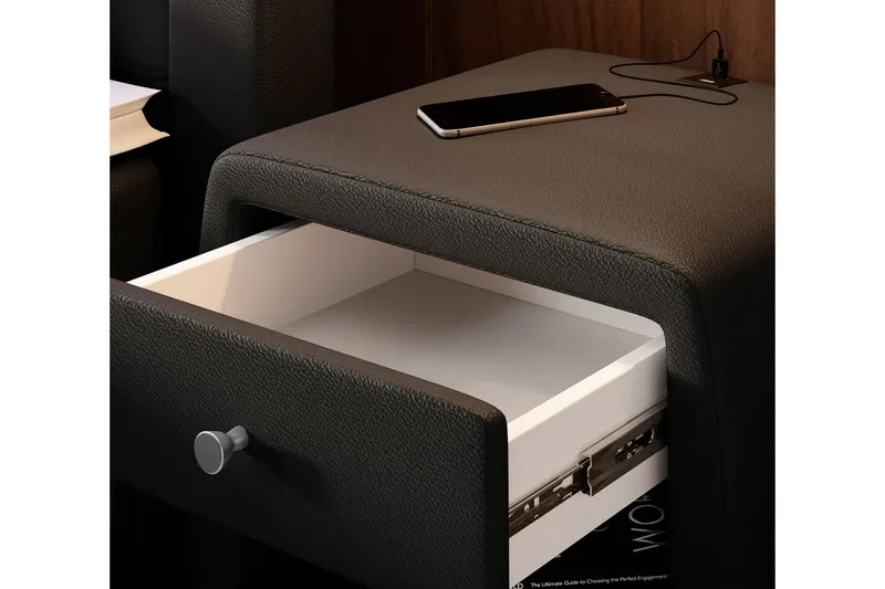 Lysander Nattbord 48 cm med Oppbevaring Skuff - Svart Kunstskinn - Møbler - Bord - Avlastningsbord - Sengebord & nattbord