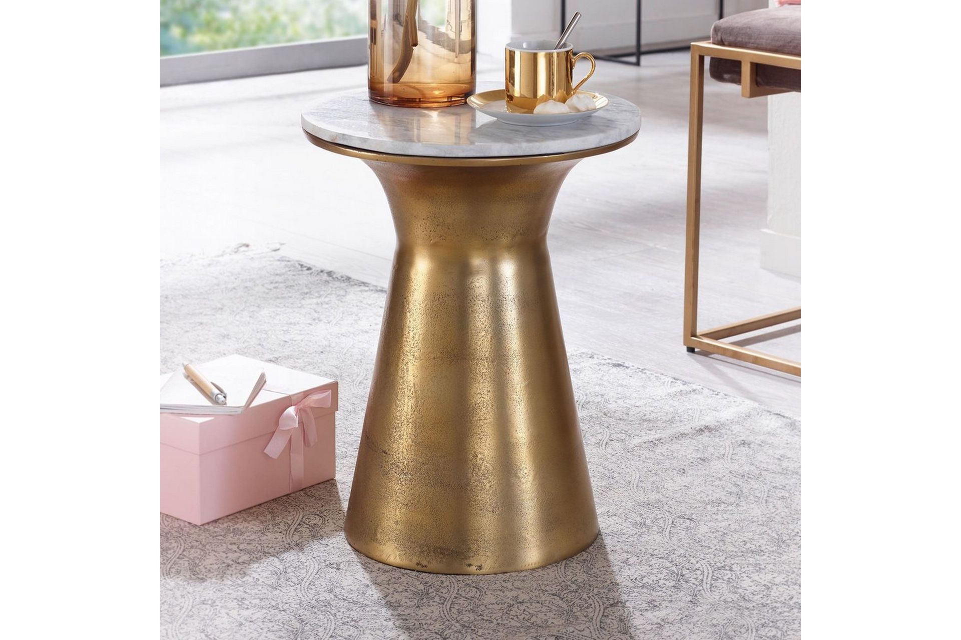 Sidebord Wohnling Ekte marmor, rund, 35 cm, gyllen base, moderne stil - Møbler - Bord - Avlastningsbord - Lampebord & sidebord