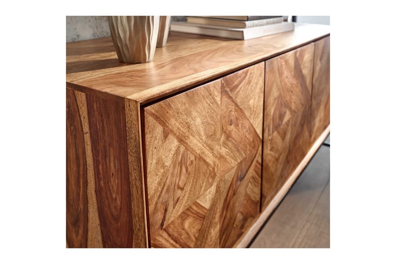 Skjenk Wohnling Heltre trekant optisk inlay 123 cm med 3 dører industriell - Møbler - Bord - Avlastningsbord - Gangbord