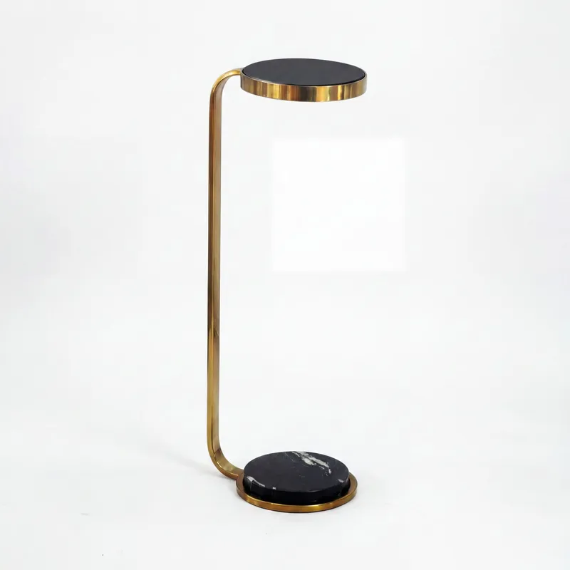 Solren rundt sidebord 72 cm i metall med marmorplate, svart gull