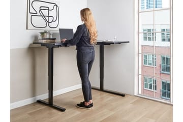 Bina L-formet Skrivebord 109x160 cm i Tre med Metallstativ - Svart - Møbler - Bord - Kontorbord - Skrivebord - Hev og senkbart skrivebord
