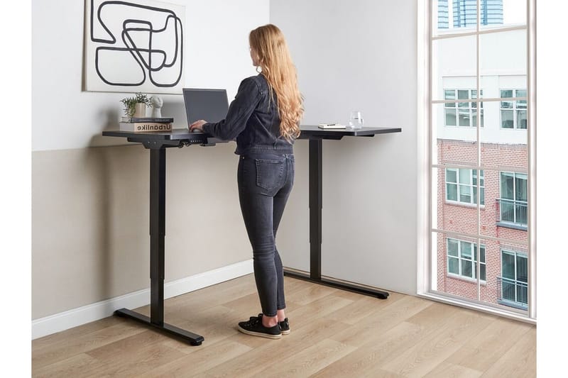 Bina L-formet Skrivebord 109x160 cm i Tre med Metallstativ - Svart - Møbler - Bord - Kontorbord - Skrivebord - Hev og senkbart skrivebord
