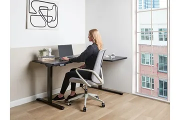 Bina L-formet Skrivebord 109x160 cm i Tre med Metallstativ - Svart - Møbler - Bord - Kontorbord - Skrivebord - Hev og senkbart skrivebord