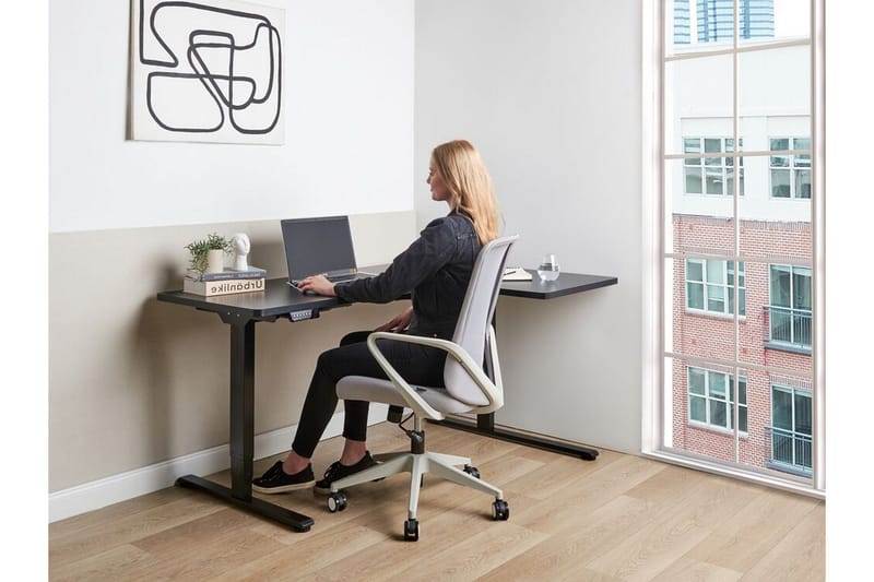 Bina L-formet Skrivebord 109x160 cm i Tre med Metallstativ - Svart - Møbler - Bord - Kontorbord - Skrivebord - Hev og senkbart skrivebord
