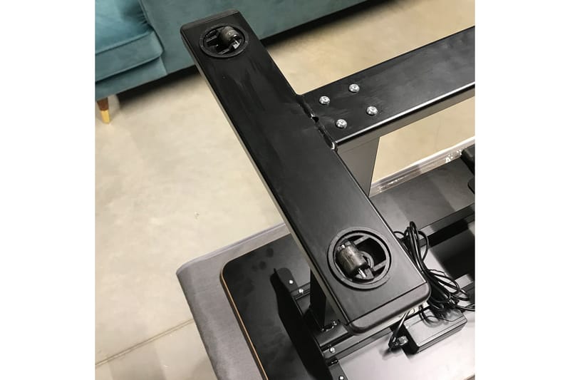 Ergo Justerbart Skrivebord i Metall med Bordplate i Tre - Svart - Møbler - Bord - Kontorbord - Skrivebord - Hev og senkbart skrivebord