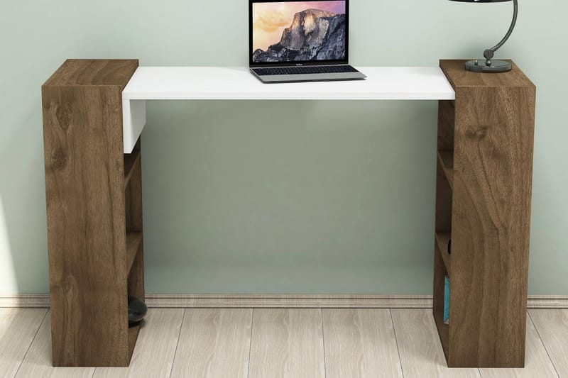 Puqa Design Skrivebord 124 cm med Oppbevaring Hyller - Valnøttsbrun/Hvit - Møbler - Bord - Kontorbord - Skrivebord