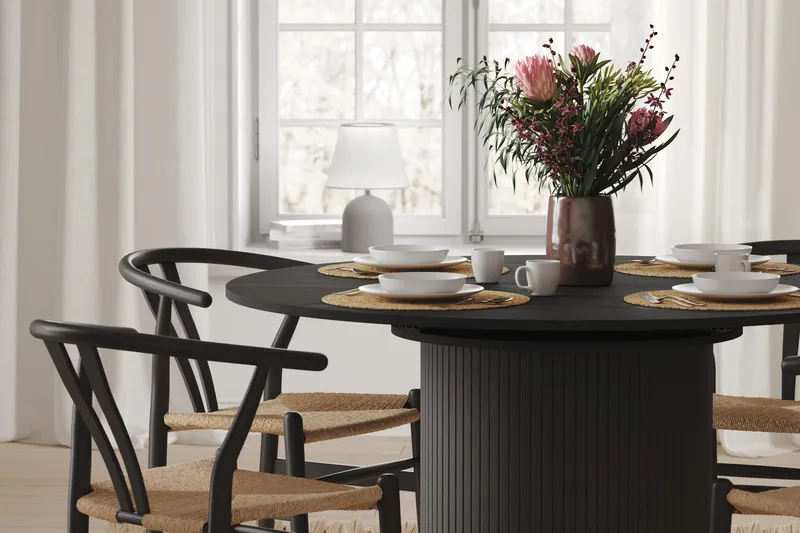 Kopparbo Rundt Spisebord 130 cm Utvidbart med tilleggsplate - Svart Tre / Riflet - Møbler - Bord - Spisebord & kjøkkenbord