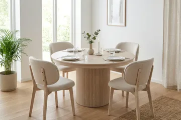 Kopparbo spisegruppe, uttrekkbar og rund, 120–220 cm, hvitlasert, med 4 Eira spisestoler - Hvitlasert - Møbler - Bord - Spisegrupper