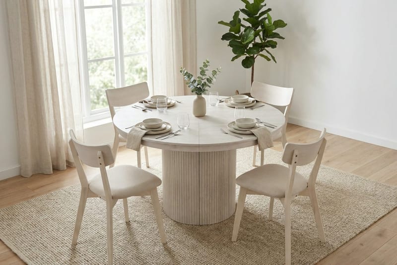Kopparbo spisegruppe, uttrekkbar og rund 120–220 cm, hvitlasert, med 4 Amelia spisestoler med pute - Hvitlasert/Beige - Møbler - Bord - Spisegrupper