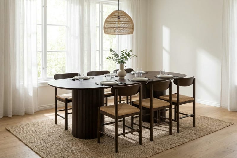 Kopparbo spisegruppe oval 220 cm røkt eik med 6 Elsie spisestoler - Møbler - Bord - Spisegrupper