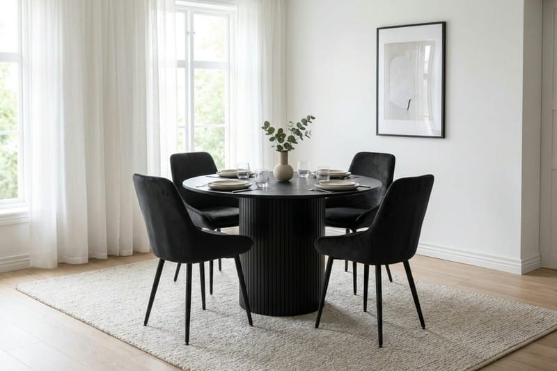 Kopparbo spisegruppe rund 110 cm svart med 4 Alsarp spisestoler - Svartbeiset eik - Møbler - Bord - Spisegrupper
