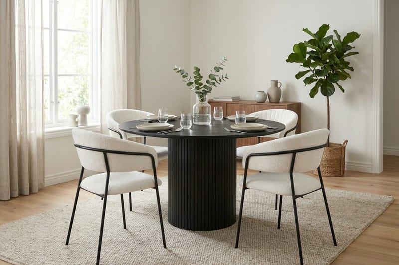 Kopparbo spisegruppe rund 110 cm svart med 4 Karol spisestoler - Svart - Møbler - Bord - Spisegrupper