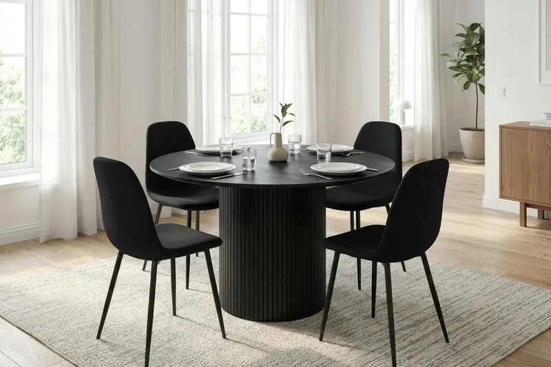 Kopparbo spisegruppe rund 110 cm svart med 4 Nibe spisestoler - Svartbeiset eik - Møbler - Bord - Spisegrupper