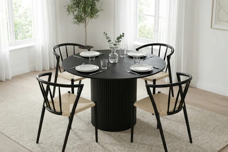 Kopparbo spisegruppe rund 110 cm svart med 4 Winston spisestoler - Svartbeiset eik - Møbler - Bord - Spisegrupper