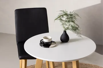 Leonora Lite Rundt Spisebord 65 cm med Tre- og Eketreutseende - Hvit - Møbler - Bord - Spisebord & kjøkkenbord