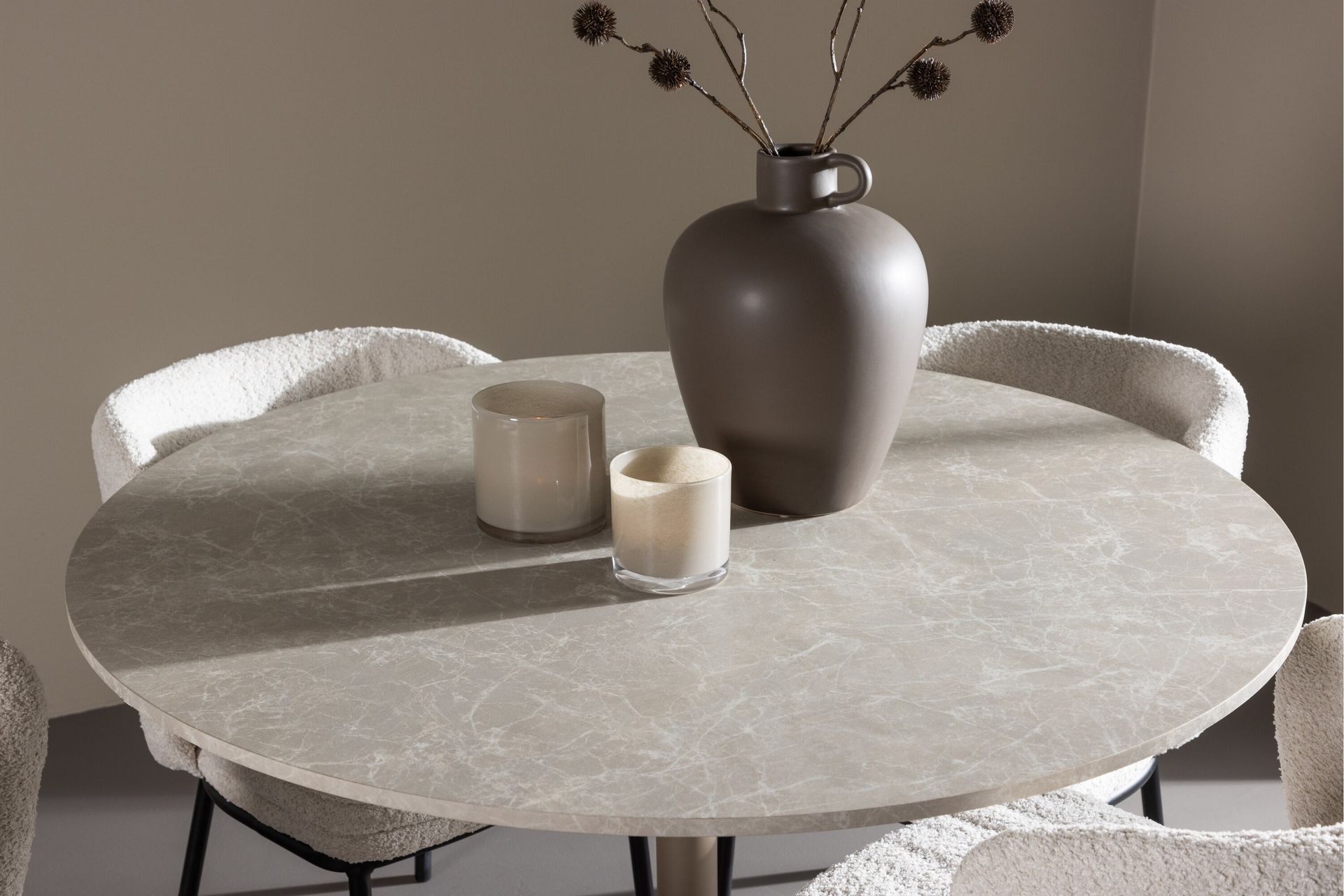 Lycke Spisegruppe 110 cm Rund med 4 Agnes stoler - Beige/Hvit - Møbler - Bord - Spisegrupper
