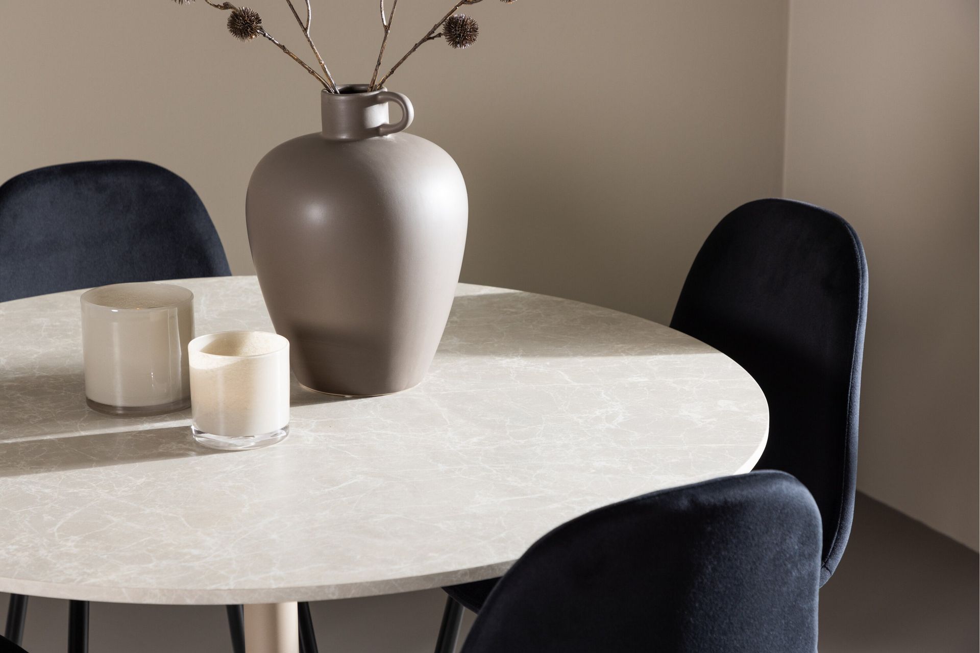 Lycke Spisegruppe 110 cm Rund med 4 Polar stoler - Beige/Svart - Møbler - Bord - Spisegrupper