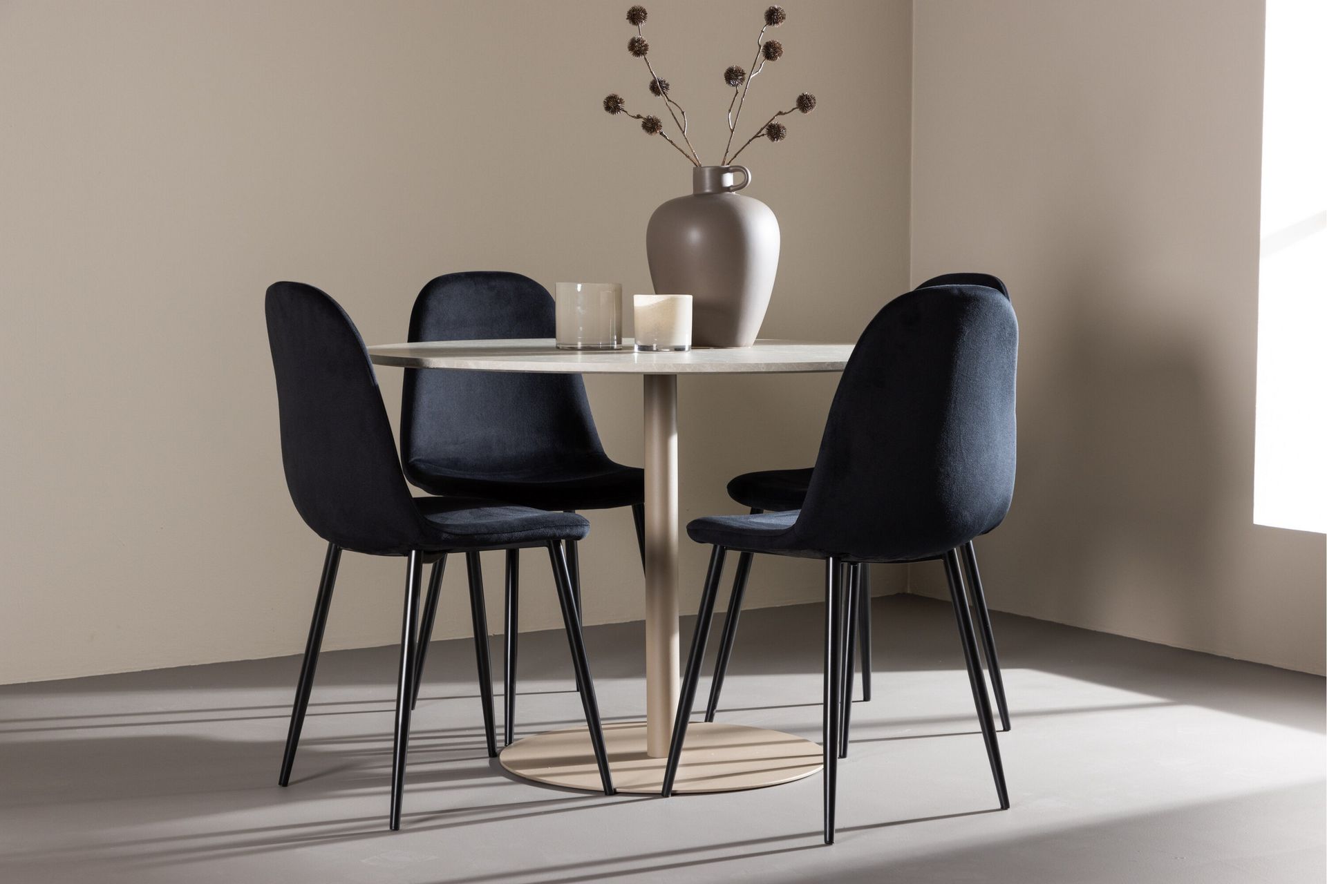 Lycke Spisegruppe 110 cm Rund med 4 Polar stoler - Beige/Svart - Møbler - Bord - Spisegrupper