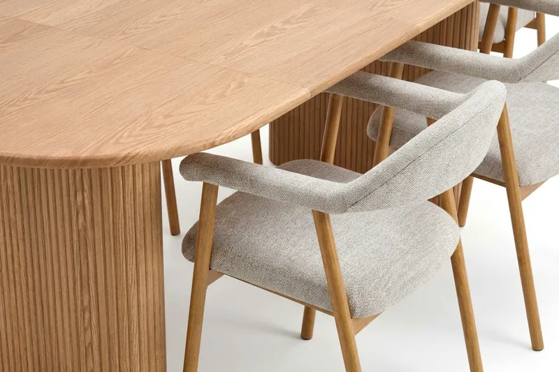 Noira spisegruppe 160–220 cm uttrekkbar i eik med 6 Ronja spisestoler - Sand/eik - Møbler - Bord - Spisegrupper
