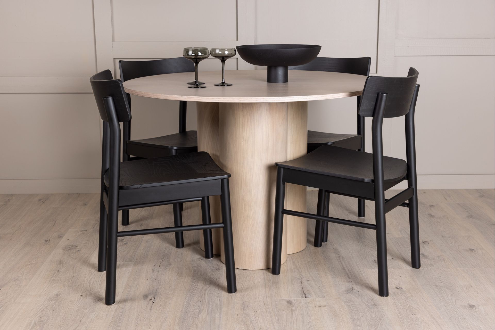 Olivia Matgruppe 110 cm Rund med 4 Montros Stoler - Whitewash - Møbler - Bord - Spisegrupper