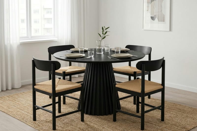 Peyra rund spisegruppe 110 cm svart med 4 Malte-spisestoler - Svartbeiset eik - Møbler - Bord - Spisegrupper