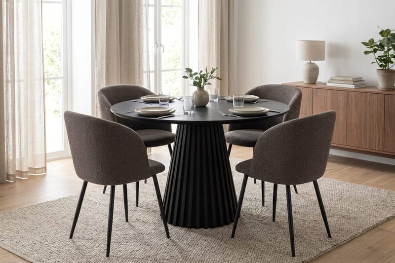Peyra spisegruppe, rund 110 cm, med 4 Greya spisestoler - Svartbeiset eik - Møbler - Bord - Spisegrupper