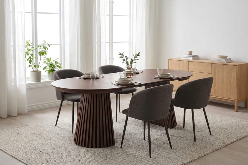 Peyra spisegruppe, uttrekkbar 120–220 cm, med 4 Greya spisestoler - Valnøtt - Møbler - Bord - Spisegrupper