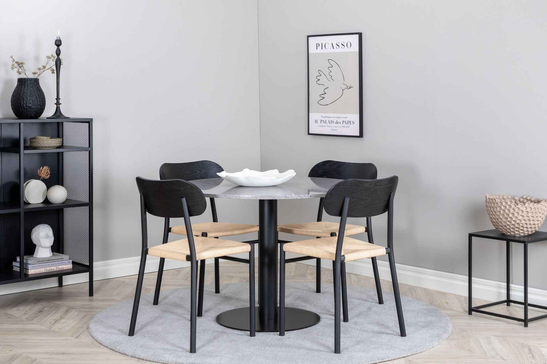 Razzia Spisegruppe 106 cm Rund med 4 Polly Stoler - Sort - Møbler - Bord - Spisegrupper