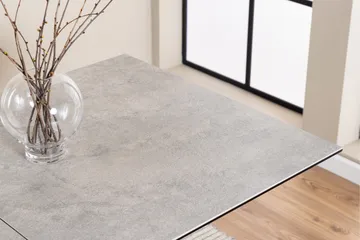 Salupa Uttrekkbart Rektangulært Spisebord 168–210 cm med Glassplate, Betong- og Metallutseende - Grå - Møbler - Bord - Spisebord & kjøkkenbord