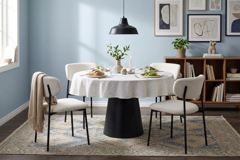 Siena spisegruppe rund 110 cm svart med 4 Lucy spisestoler - Svartbeiset eik - Møbler - Bord - Spisegrupper