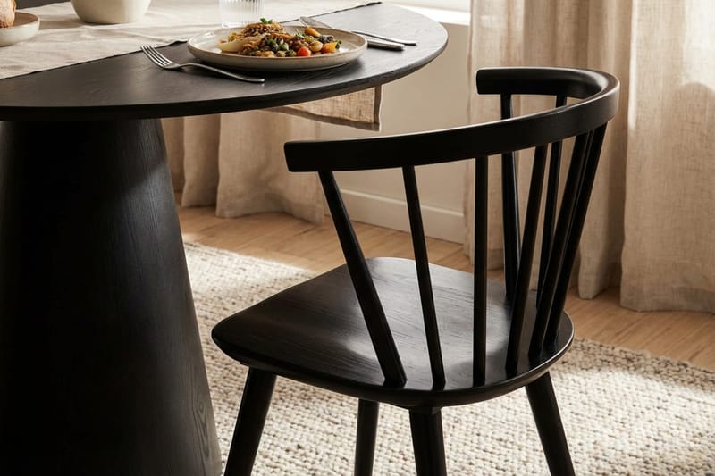 Siena spisegruppe rund 110 cm svart med 4 Tyrö spisestoler - Svart - Møbler - Bord - Spisegrupper