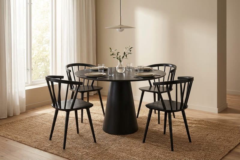 Siena spisegruppe rund 110 cm svart med 4 Tyrö spisestoler - Svart - Møbler - Bord - Spisegrupper
