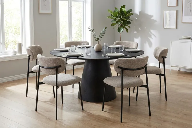 Siena spisegruppe rund 150 cm svart med 6 Lucy spisestoler - Svartbeiset eik - Møbler - Bord - Spisegrupper