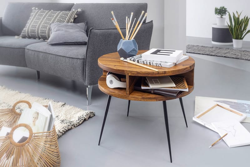 Irias Sofabord 60 cm med Oppbevaring Hylle Rundt - Massivt Tre/Svart - Møbler - Bord - Sofabord