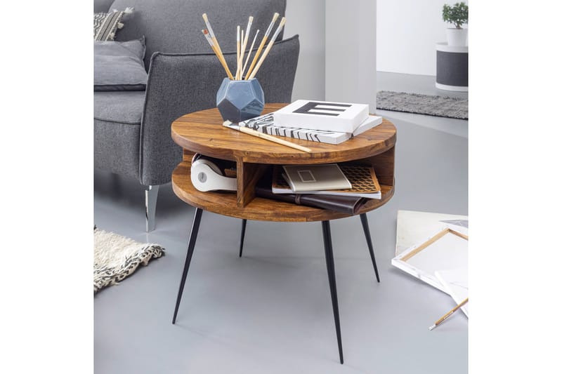 Irias Sofabord 60 cm med Oppbevaring Hylle Rundt - Massivt Tre/Svart - Møbler - Bord - Sofabord