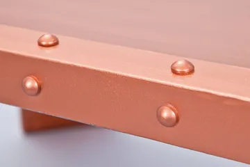 Kazuko Rektangulært Sofabord 110 cm i Metall med Naglet Platekonstruksjon - Kobber - Møbler - Bord - Sofabord