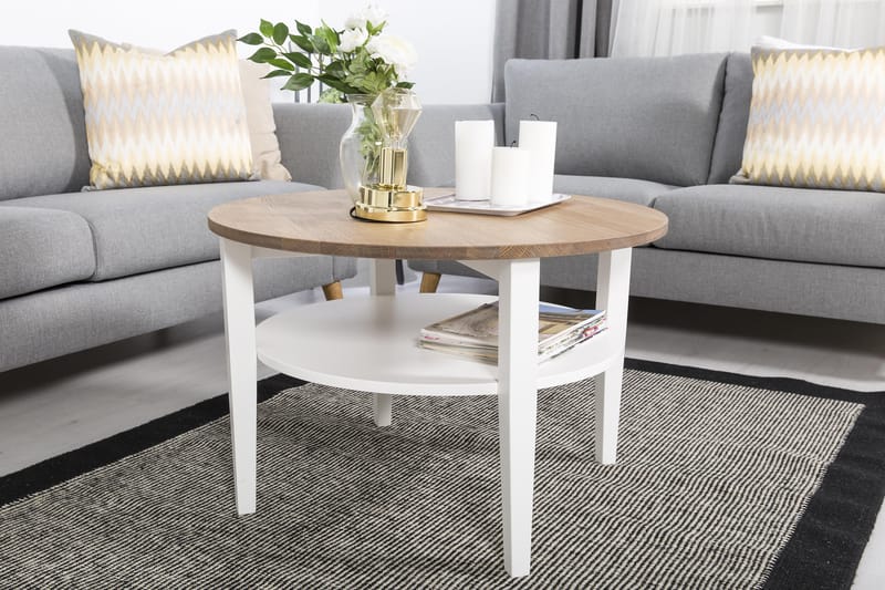 Mantorp Sofabord 80 cm Rundt med Oppbevaring Hylle - Massiv Eik/Hvit - Møbler - Bord - Sofabord - Sofabord med oppbevaring