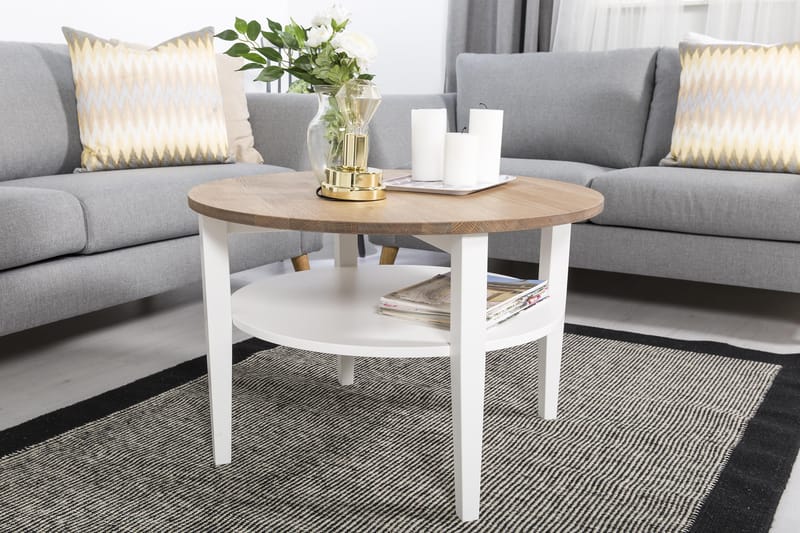 Mantorp Sofabord 80 cm Rundt med Oppbevaring Hylle - Massiv Eik/Hvit - Møbler - Bord - Sofabord - Sofabord med oppbevaring