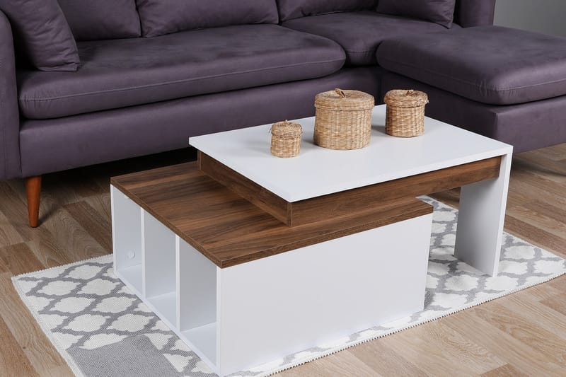 Qalora Sofabord 90 cm med Oppbevaringshyller - Hvit/Tre - Møbler - Bord - Sofabord