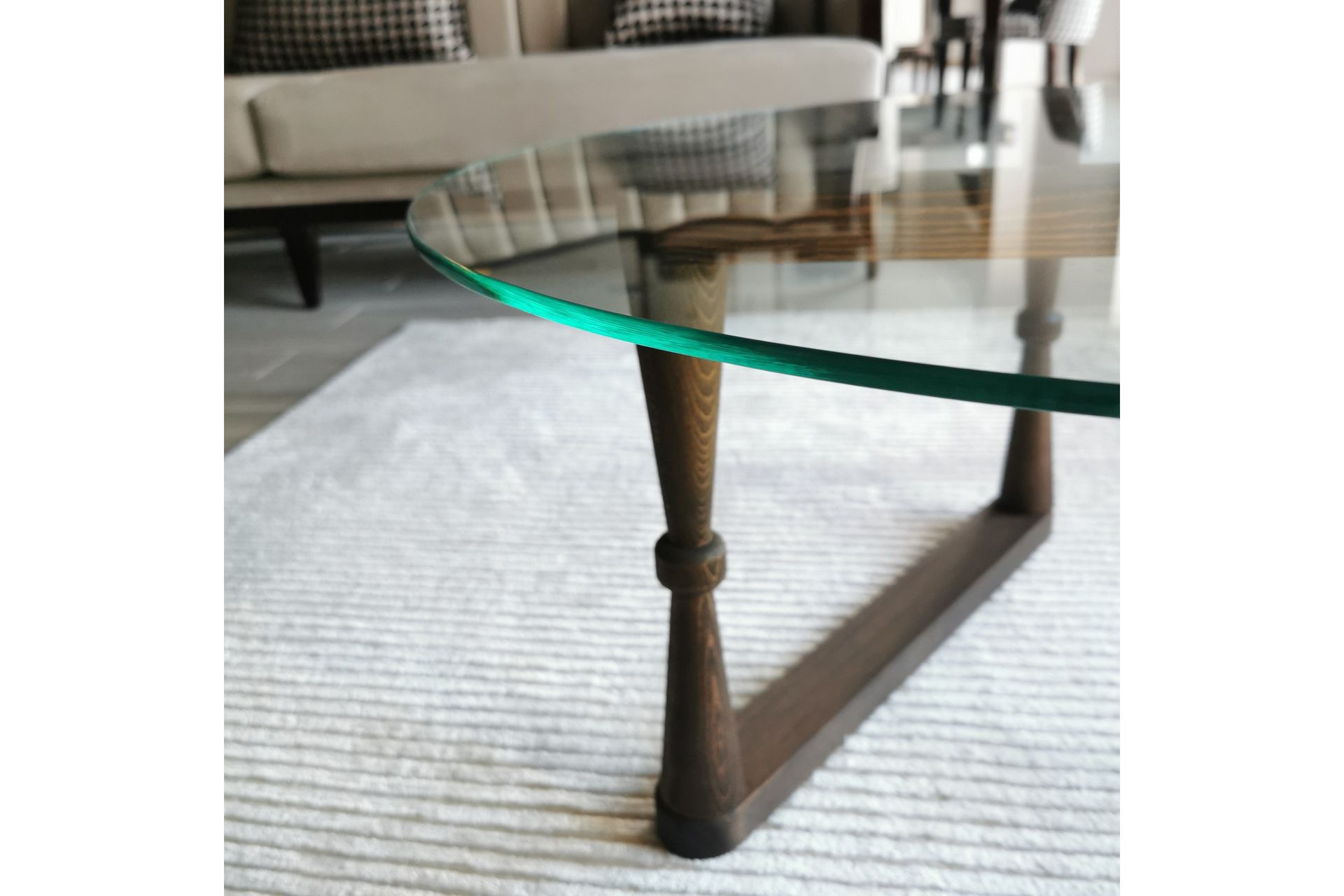 Sabani Sofabord 80 cm Rundt Svarvade Ben - Glass/Valnøttbrun - Møbler - Bord - Sofabord