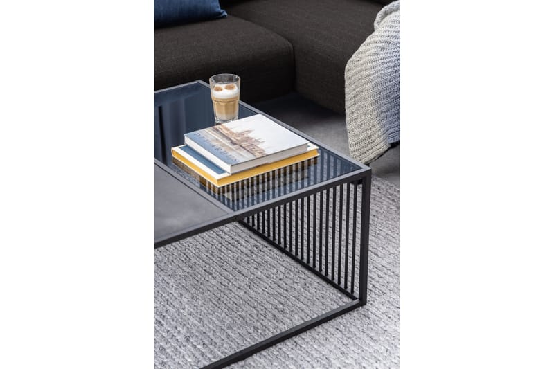 Saklani Kvadratisk Sofabord 80x80 cm i Metall med Glassplate - Sort - Møbler - Bord - Sofabord