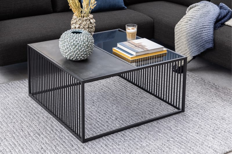 Saklani Kvadratisk Sofabord 80x80 cm i Metall med Glassplate - Sort - Møbler - Bord - Sofabord